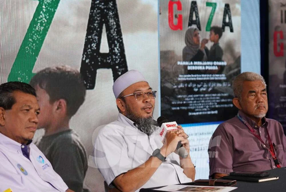 Dari kiri: Hamdan, Mohammad Zaidi dan Hashim ketika sidang akhbar pelancaran ‘Iftar 4 Gaza’ di Studio F Sinar Harian pada Selasa. Foto: ROSLI TALIB.