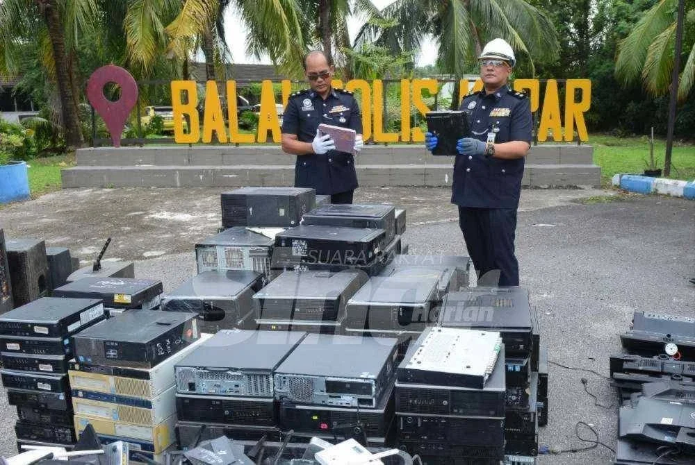 Mohd Rahimi (kanan) menunjukkan barang kes perjudian yang dilupuskan pada Selasa. Foto: SINAR HARIAN/MOHD HALIM ABDUL WAHID
