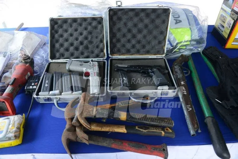 Senjata berbahaya yang dilupuskan polis pada Selasa. Foto: SINAR HARIAN/MOHD HALIM ABDUL WAHID