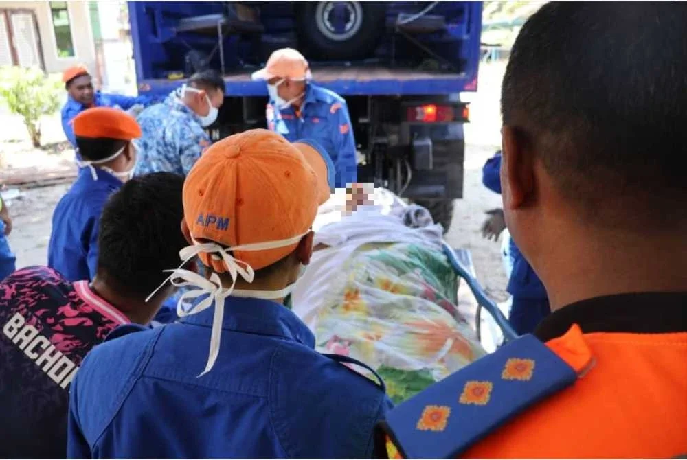 Seramai 18 pegawai termasuk anggota APM Bachok dan Pasir Puteh berganding bahu membantu memindahkan seorang pesakit obesiti seberat 150 kg dari kediamannya di Teluk Kemunting ke Hospital Bachok pada Selasa. - Foto:APM