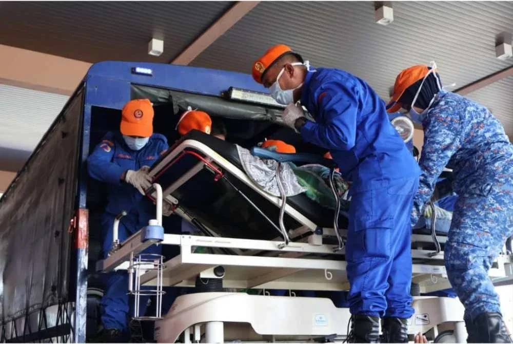 Pesakit wanita berusia 30-an itu kemudian dibawa menaiki lori ke hospital untuk mendapatkan rawatan lanjut. - Foto:APM