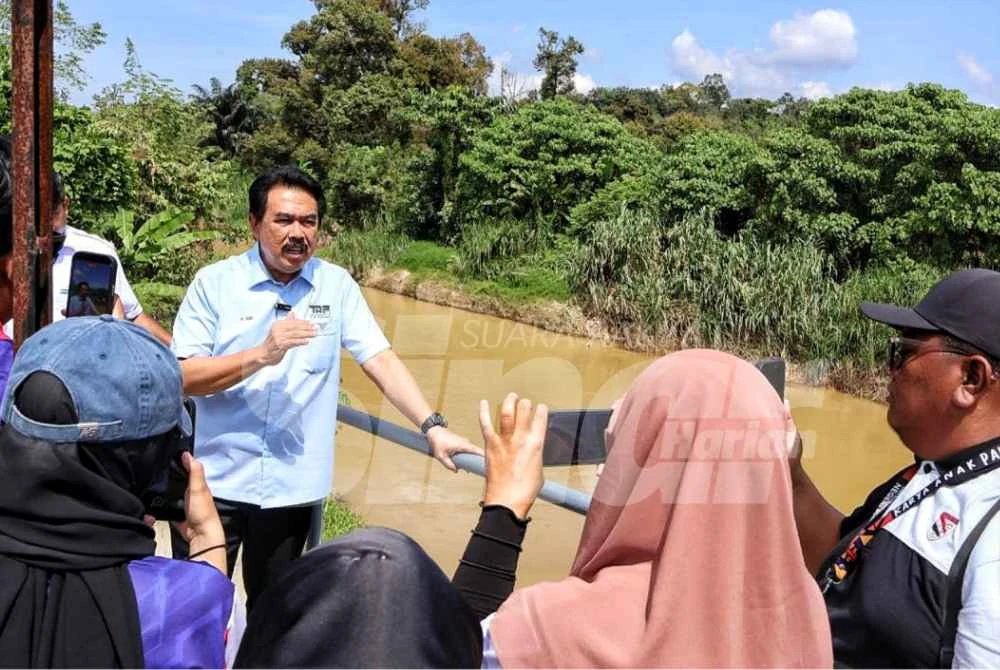 Ir Abdul Aziz memberikan penerangan mengenai operasi loji LRA Karak Indah yang sudah beroperasi ketika ditemui pemberita di tapak loji terbaik di Karak, Bentong pada Selasa.