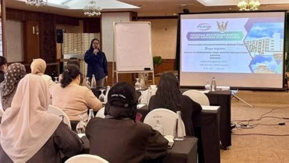 Ketua Pejabat PUNB Wilayah Sarawak, Shariza Sapuan menyampaikan taklimat pembiayaan perniagaan kepada peserta Program Jerayawara PUNB di Kuching.