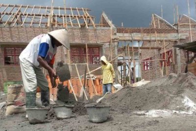 Sektor pertukangan yang sepatutnya menjadi sumber pendapatan warga tempatan, kini sudah dikuasai penuh oleh warga asing. Gambar hiasan 