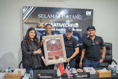 Syaiful Bakhtiar (dua dari kanan) menyerahkan cenderamata kepada Bapak Sutikno (dua dari kiri) ketika lawatan mereka ke ibu pejabat GM Production di Yogyakarta.