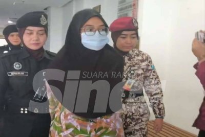 Ismanira yang berbaju kurung tiba di mahkamah dengan diiringi anggota Jabatan Penjara, sekitar jam 8.45 pagi.