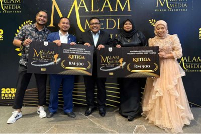Zamri (tengah) bersama wartawan Sinar Harian Perak meraikan kemenangan merangkul tempat ketiga bagi Anugerah Berita Perak Sejahtera 2030 Terbaik (Media Cetak Bahasa Melayu) dan Anugerah Video Digital Perak Sejahtera 2030 Terbaik sempena Malam Media Perak Sejahtera 2025 di Galasa Caldwell di sini pada malam Isnin.