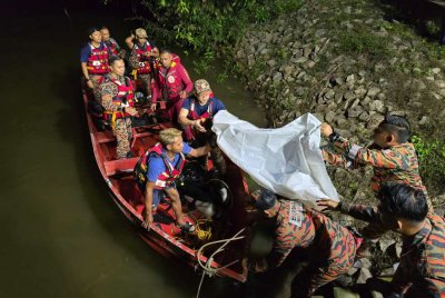 Anggota bomba membawa mayat mangsa ke tebih setelah ditemukan pada tengah malam Isnin. - Foto BBP Mersing