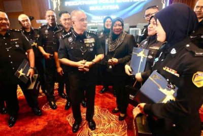 Nik Ros Azhan (tengah) hadir pada Majlis Penutup Persidangan Tahunan Persatuan Polis Bantuan Malaysia di Kuala Lumpur pada Selasa