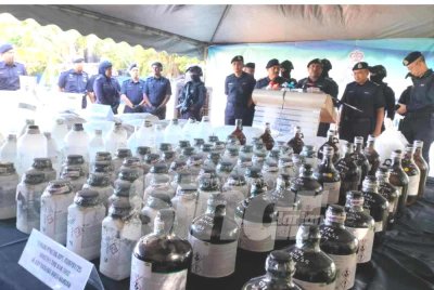 Hussein (tiga dari kanan) pada sidang akhbar rampasan dadah jenis syabu seberat kira-kira 1.2 tan bernilai hampir RM38 juta di Balik Pulau pada Selasa.