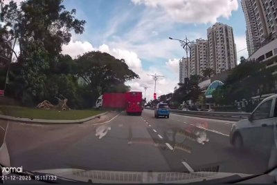 Sebuah bas henti-henti yang membawa penumpang melanggar sebuah lori yang berhenti di tepi jalan.