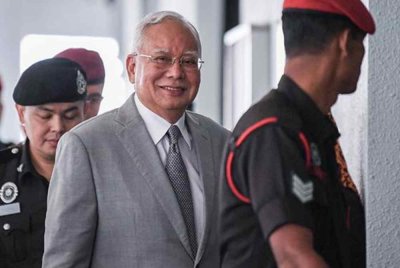 Najib ketika hadir di Mahkamah Tinggi Kuala Lumpur pada Isnin. Foto Bernama 