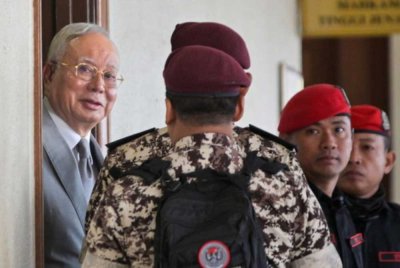 Najib ketika hadir di Mahkamah Kuala Lumpur berhubung keputusan permohonan semakan kehakiman mengenai kewujudan Titah Adendum yang membolehkan beliau menjalani baki hukuman penjaranya di rumah. Foto Bernama