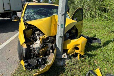 Seorang bapa maut manakala dua anaknya cedera selepas kereta jenis Perodua Myvi dinaiki mereka terbabas lalu melanggar tiang elektrik di Kilometer 31, Jalan Kota Bharu–Kuala Krai berhampiran Sekolah Menengah Kebangsaan (SMK) Abdul Samad, Pulai Chondong di Machang pada Selasa.Foto PDRM