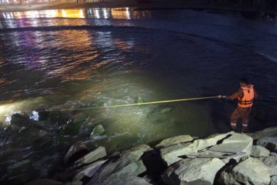 Dalam kejadian sekitar jam 6.45 petang, Muhamad Irfan dipercayai telah dihanyutkan oleh ombak besar. Foto JBPM