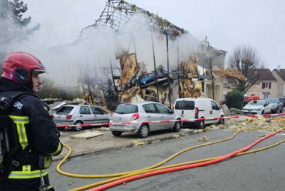 Tiga kanak-kanak bersama ibu mereka cedera parah dalam satu letupan di sebuah bangunan kediaman di Magny-les-Hameaux, Paris. - Foto Agensi