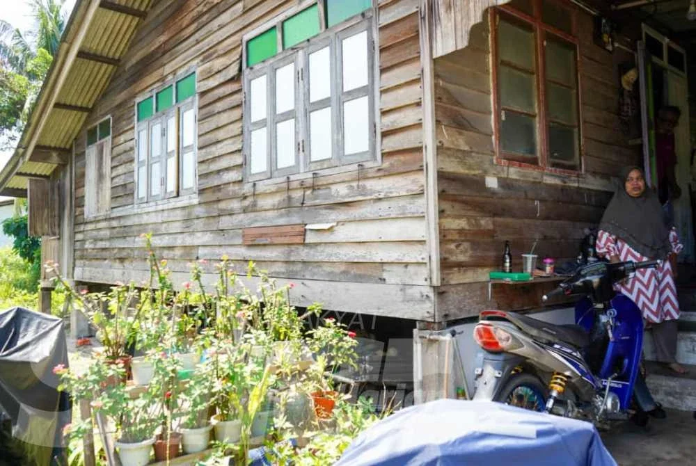 Rumah sewa yang didiami Norma Aini bersama anak dan suaminya di Penunjuk, Kijal, Kemaman.