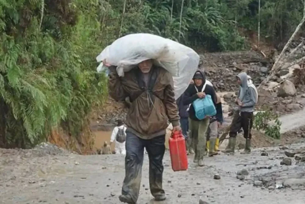 Meskipun bebanan berat lelaki ini terpaksa memikul beras untuk dibawa pulang. Foto Agensi