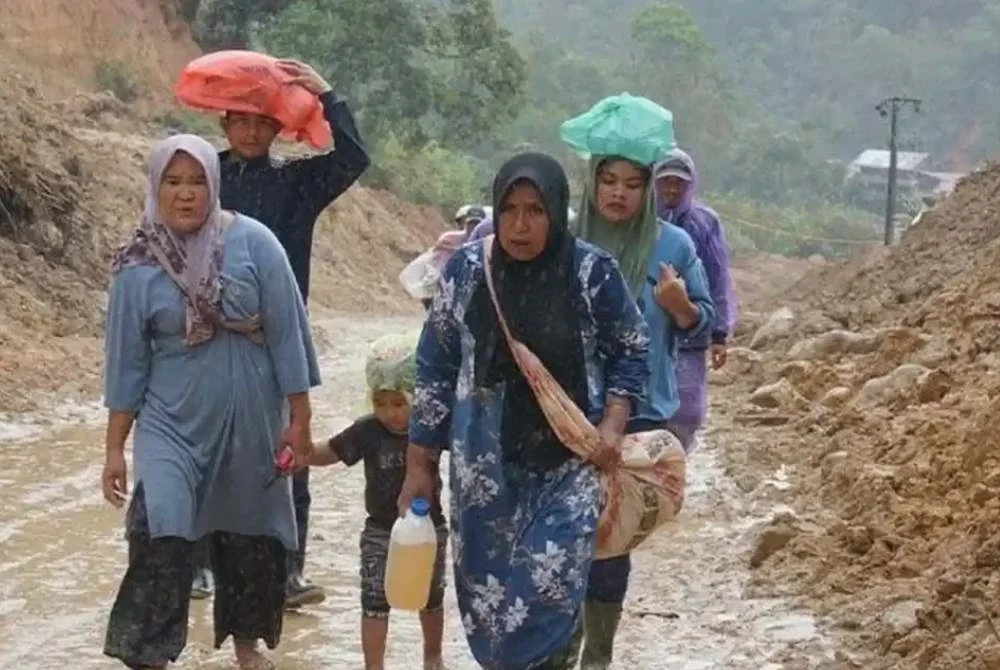 Beberapa wanita membawa pulang minyak masak botol bersama ahli keluarga yang lain. Foto Agensi