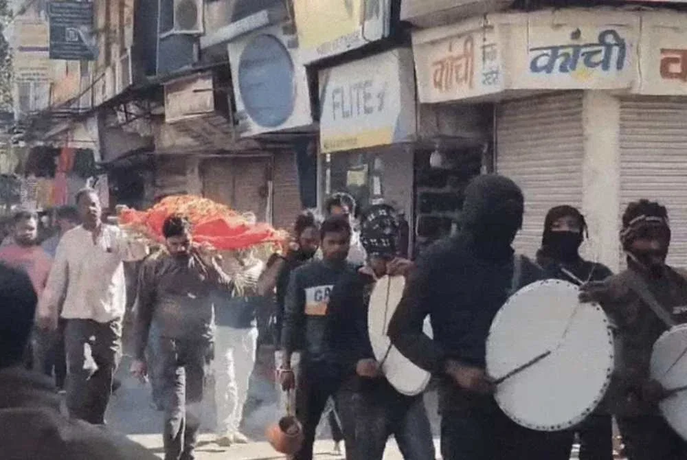 'Mayat' diarak ke beberapa kawasan bagi menandakan bahawa wanita berkenaan sudah meninggal dunia. Foto Agensi