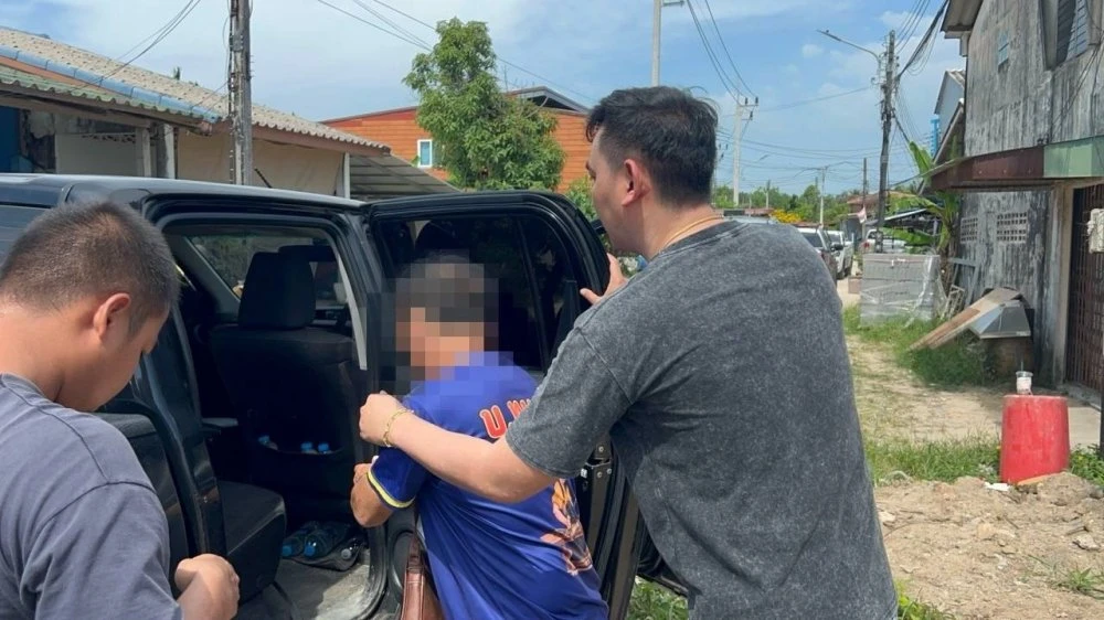 Suspek ditahan polis di rumah. Foto: Thairath