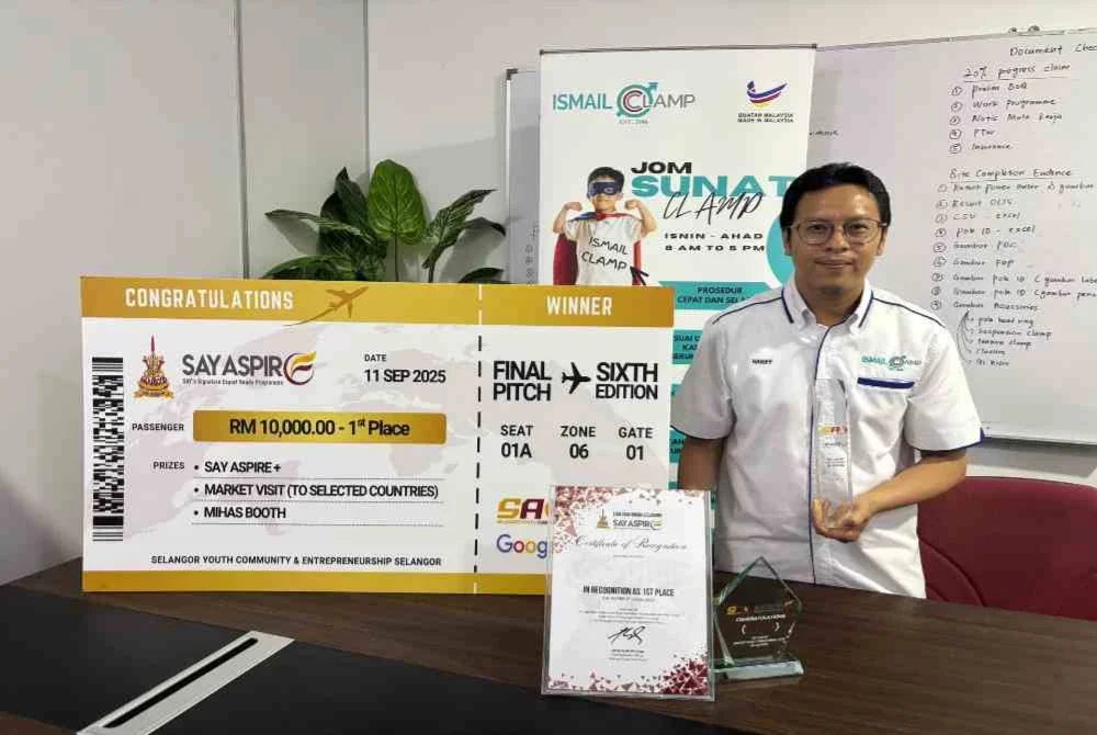 Mohd Haniff bersama trofi kemenangan SAY ASPIRE 6th Edition 2025 dan anugerah lain yang menobatkan Ismail Clamp sebagai antara peranti berkhatan inovatif di Malaysia.