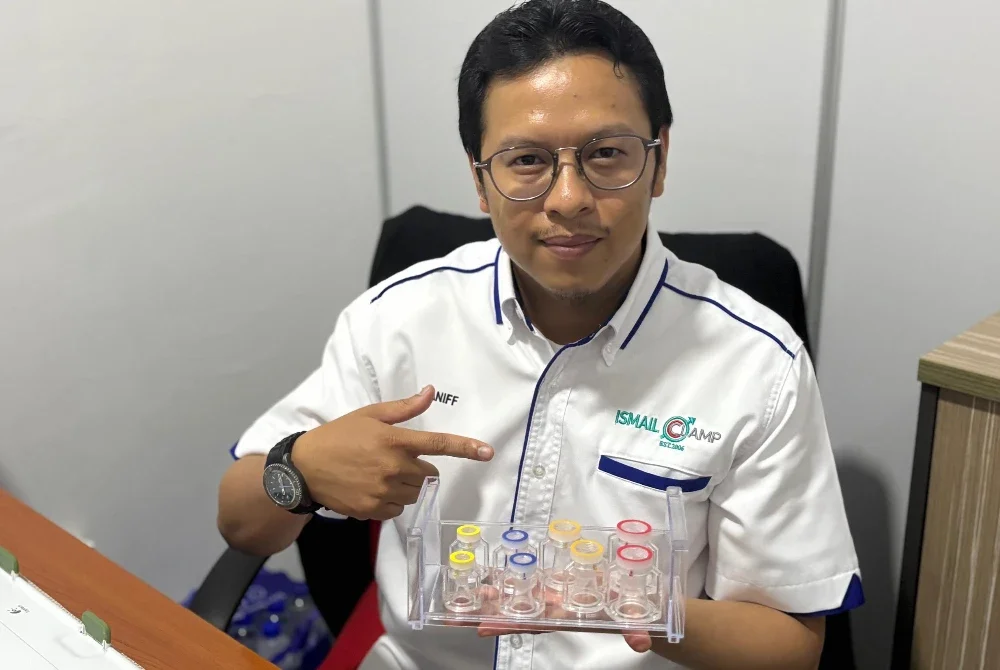 Mohd Haniff menunjukkan model peranti Ismail Clamp yang dibangunkan hasil penyelidikan bertahun-tahun bagi menghasilkan kaedah berkhatan lebih pantas dan selamat.