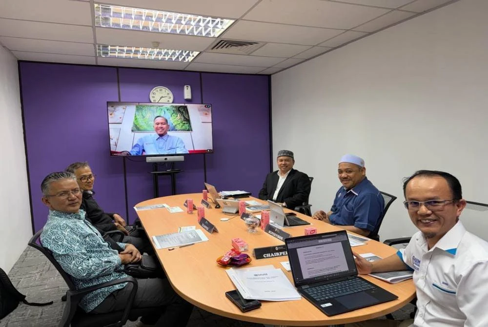 Ahmad ketika sesi pembentangan tesis beliau. 