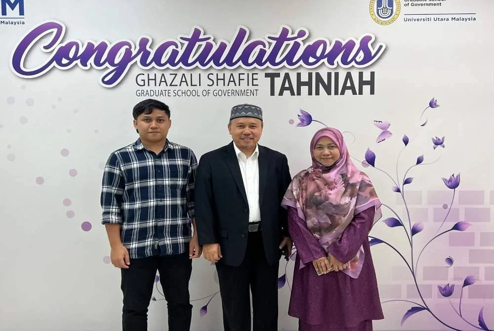 Ahmad bersama isteri dan anaknya selepas sesi viva-voce di Universiti Utara Malaysia (UUM