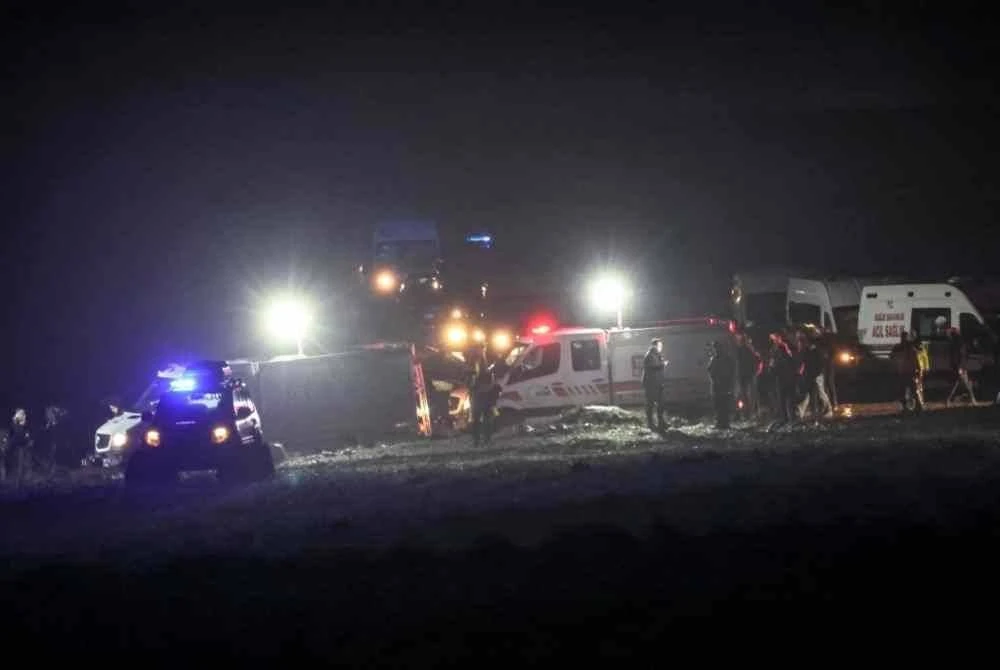 Bangkai sebuah jet peribadi dalam penerbangan ke Tripoli yang membawa lima penumpang, termasuk Ketua Turus Am Angkatan Tentera Libya, Jeneral Mohamed Ali Ahmed Al-Haddad ditemukan di selatan ibu negara Turkiye. Foto AFP 