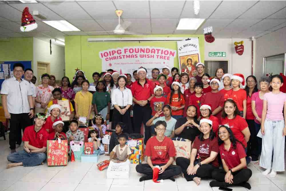 Pasukan IOI bergambar bersama kanak-kanak dan penjaga Pusat Jagaan Rumah Keluarga Kami semasa acara Christmas Wish Tree Yayasan IOIPG.