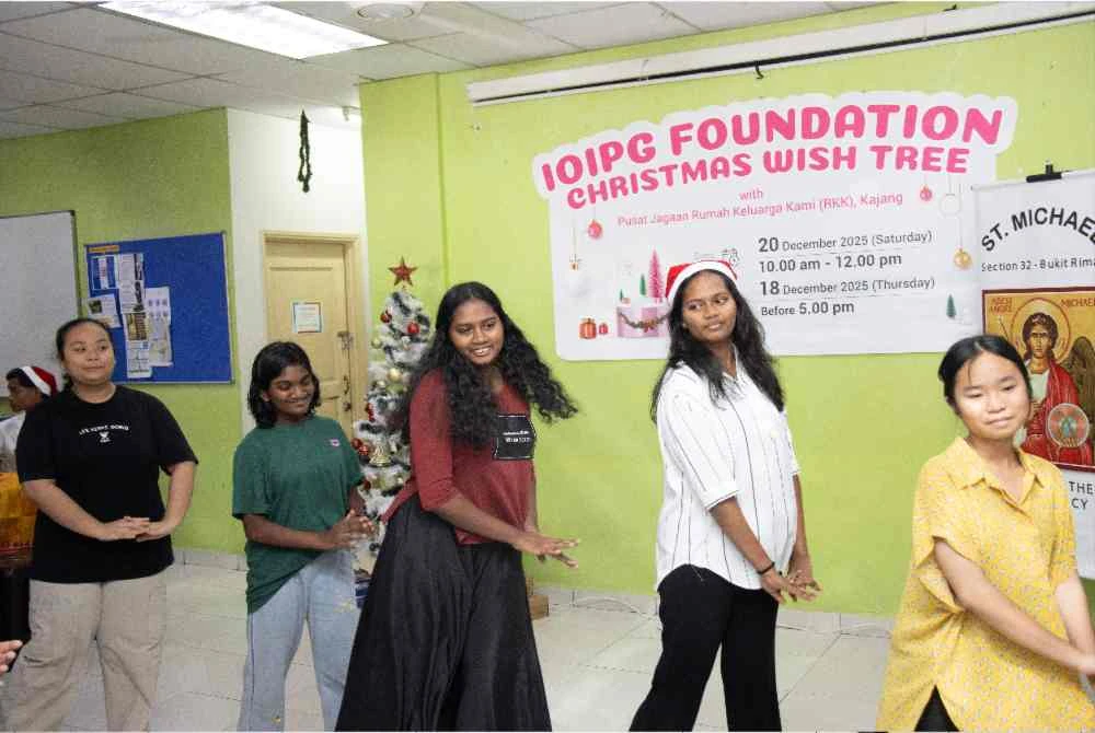 Lima kanak-kanak dari Pusat Jagaan Rumah Keluarga Kami melakukan persembahkan tarian dengan alunan lagu 'Jingle Bell Rock'.