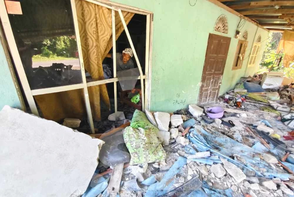 Alias menunjukkan keadaan ruang tamu rumahnya yang mengalami kerosakan teruk selepas dirempuh sebuah kereta dalam kejadian pada malam Selasa.