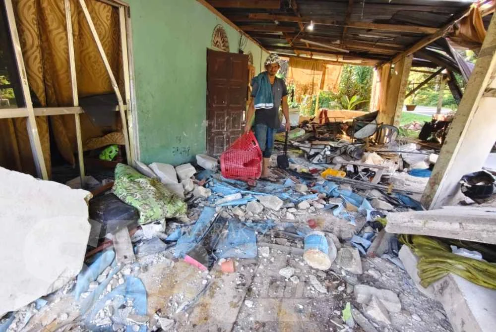 Kesan rempuhan kereta begitu kuat sehingga dinding rumah roboh.