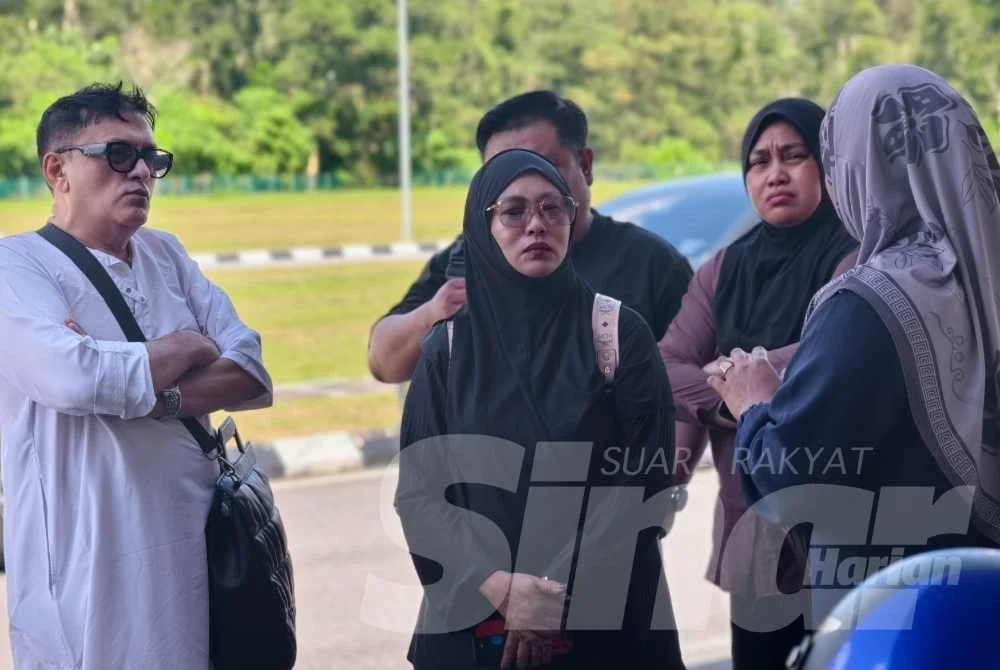 Mac Rahayu (tengah) turut hadir di Unit Perubatan Forensik Hospital Rembau.