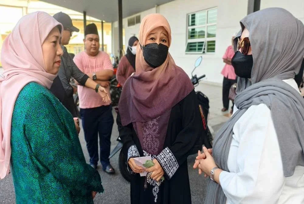 Nancy bertemu Syasya (kanan) dan kakak Allahyarham Suri