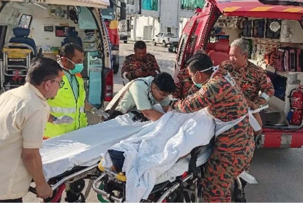 Operasi terkawal pada jam 5.17 petang dan mangsa diserahkan kepada pihak polis serta KKM untuk tindakan lanjut. - Foto JBPM