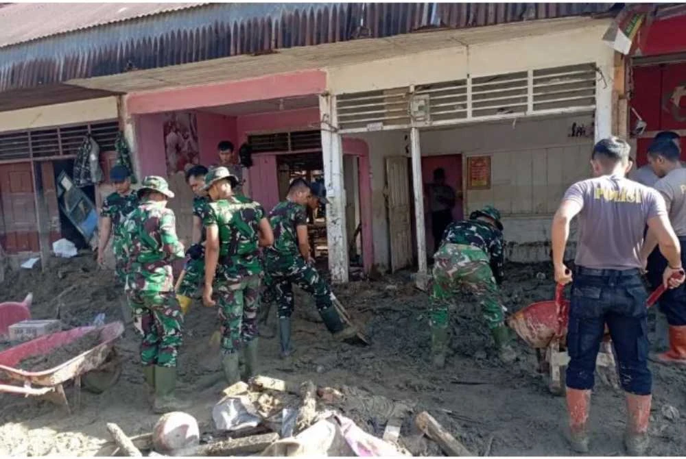 Pasukan tentera mengetuai usaha pembersihan di Tanapuli Selatan di Sumatera Utara.