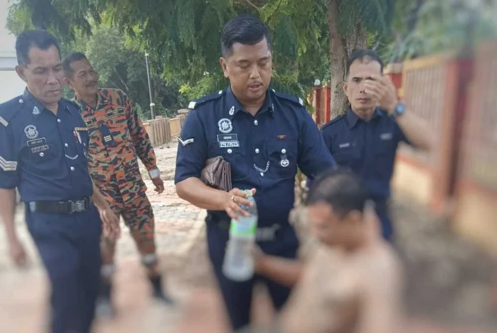 Tukang gunting berusia 39 tahun dipercayai terjatuh selepas dikatakan tidak mendapat rawatan mental sejak dua tahun lalu. - Foto Bomba Pahang.