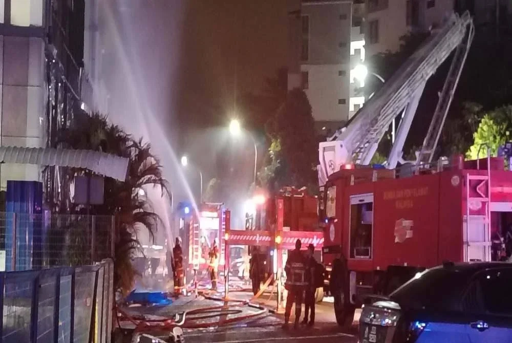 Operasi pemadaman oleh anggota bomba bertugas di lokasi kejadian.