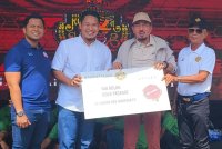 Muhamad Zaki (dua,kanan) pada Majlis Kesyukuran dan Pelancaran Kelab Penyokong KRW FC Wira 12 di Rantau Panjang pada Rabu.