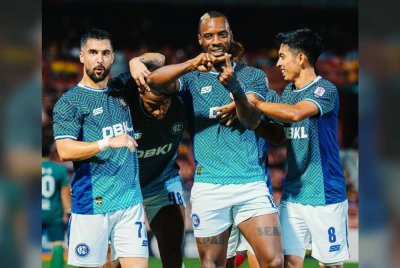 KL City memburu tiga mata menentang Kuching City FC. Foto KL City