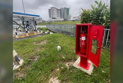 Alat pemadam api ditempatkan berhampiran EVCB sebagai langkah standard keselamatan. Foto JBPM