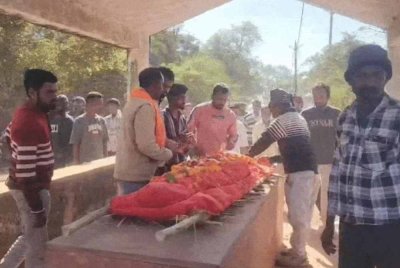 Upacara pembakaran turut dilakukan mengikut adat setempat sebagai simbol pengakhiran hubungan kekeluargaan. Foto Agensi