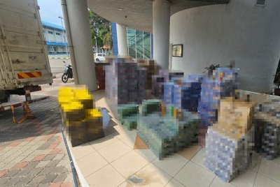 Pelbagai minuman keras yang dirampas PPM dalam serbuan di Taman Bayu Emas, Klang pada Selasa. Foto: PPM