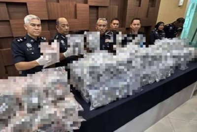 Adzli (tiga dari kiri) menunjukkan antara barangan rampasan di IPK Keda pada Selasa. Foto: Awani 