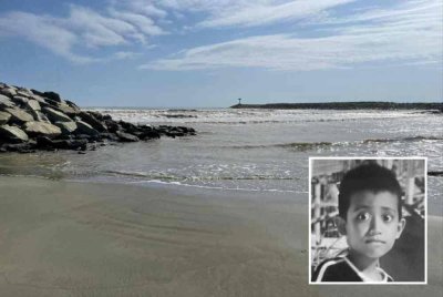 Lokasi di mana Muhamad Irfan (gambar kecil) dikatakan bermain air sebelum dihanyutkan ombak deras di Pantai Kemayang, Bachok pada Selasa.