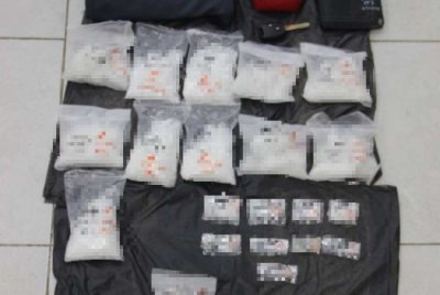 Pelbagai jenis dadah yang dirampas daripada seorang lelaki dalam serbuan di sebuah hotel pada Selasa. Foto PDRM