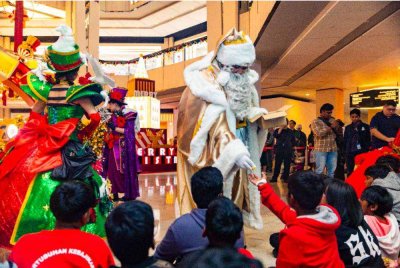 Kanak-kanak daripada pertubuhan kebajikan menerima hadiah daripada Santa Claus