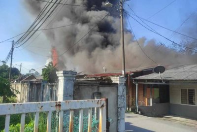 Rumah setinggan yang terbakar di Labu, Seremban pada Rabu. Foto: Bomba)